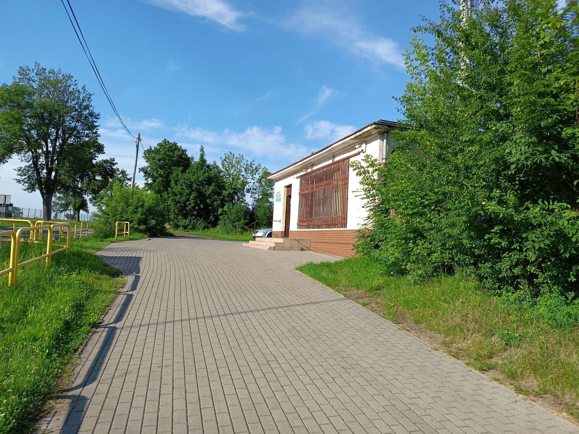 Działka z lokalem na sprzedaż