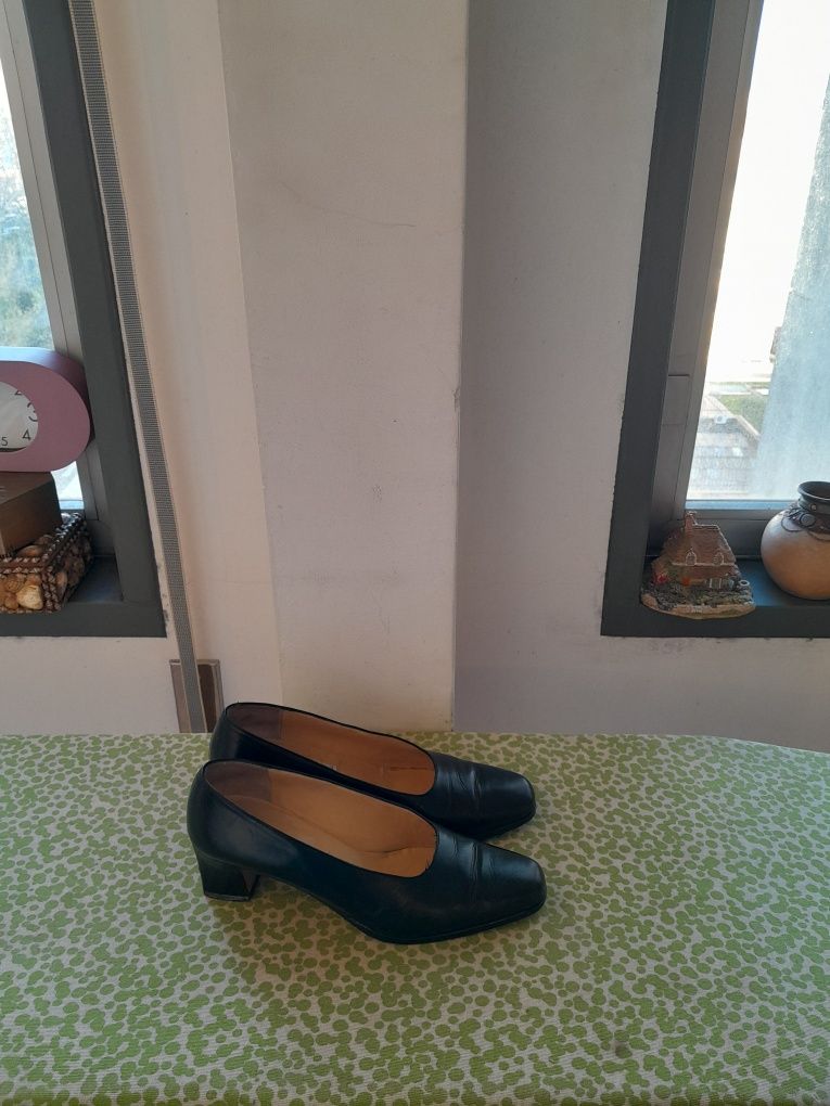 Vendo Sapatos de Senhora P.VERDI muito bonitos como novos
