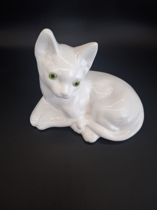 Figurka kot porcelanowy