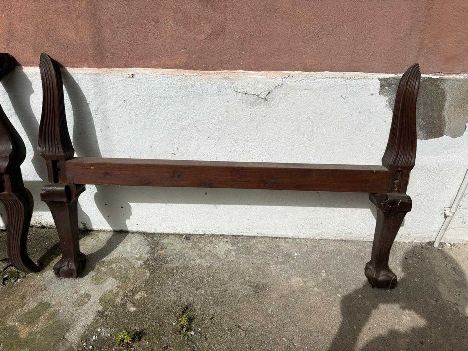 Vendo Duas Camas Antigas de Madeira Nobre - Peças Únicas e de Coleção