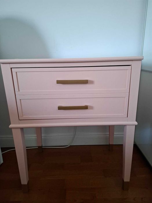 Elegancki różowy stolik nocny