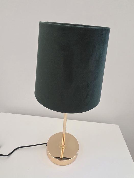 Nowoczesna lampka nocna z welurowym kloszem