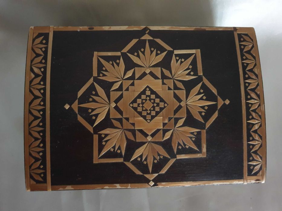 Belíssima caixa em madeira com acabamentos artísticos •interior veludo