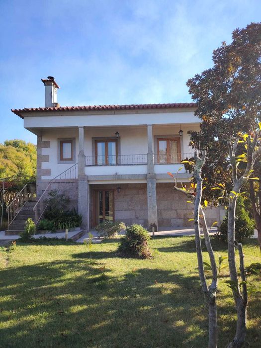 Moradia T4+1 Isolamento Moderno no Centro de LANHESES Viana do Castelo