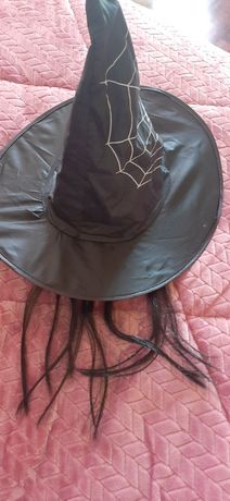 Chapéu, capa de bruxa e vassoura