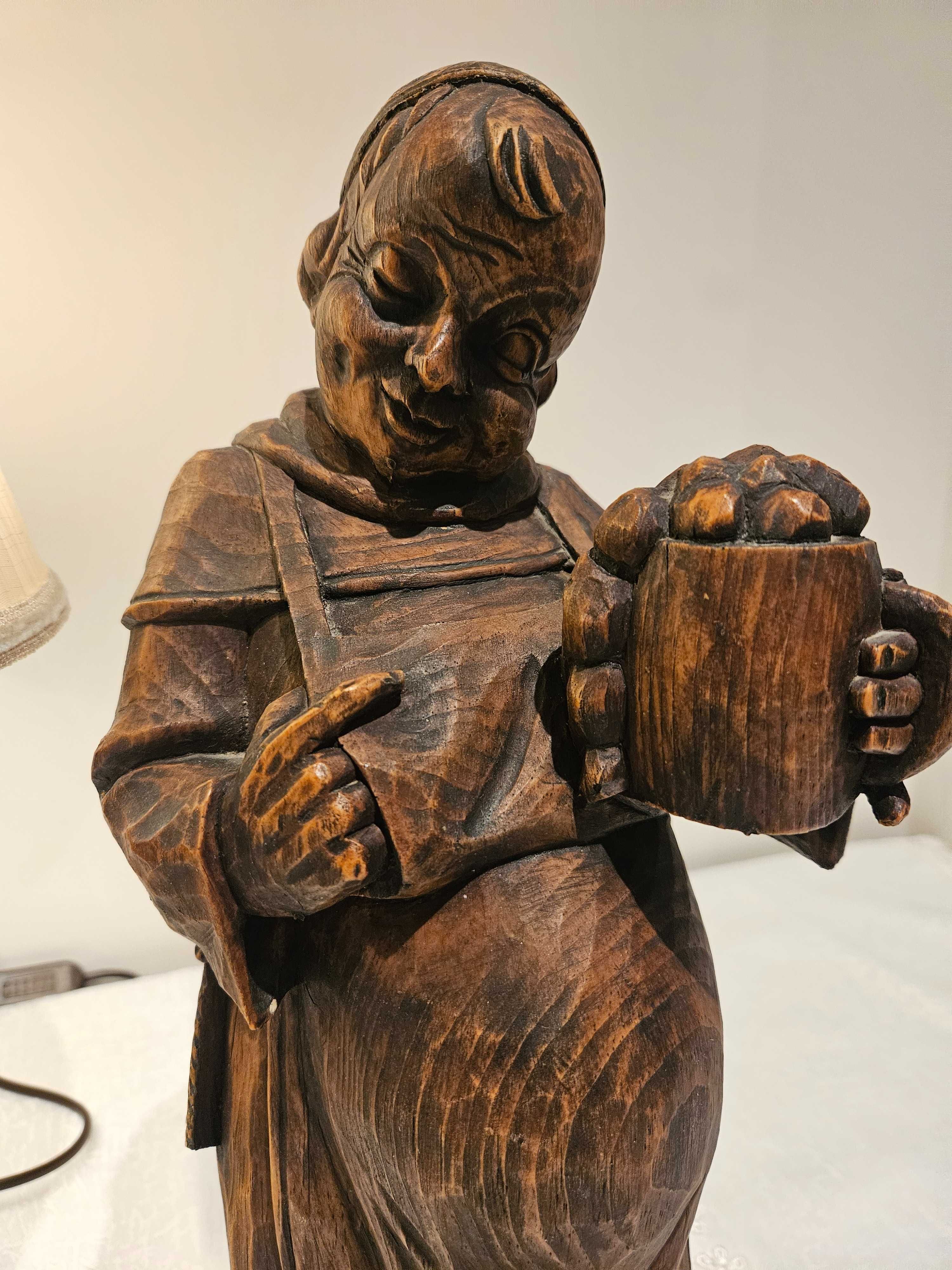 Stara piękna ręcznie wykonana drewniana figurka mnicha z kuflem piwa