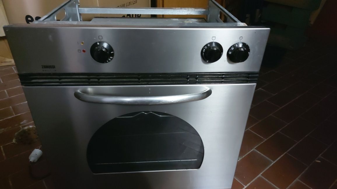 Oportunidade única!!Forno Zanussi espetacular,tem grelha  como novo.