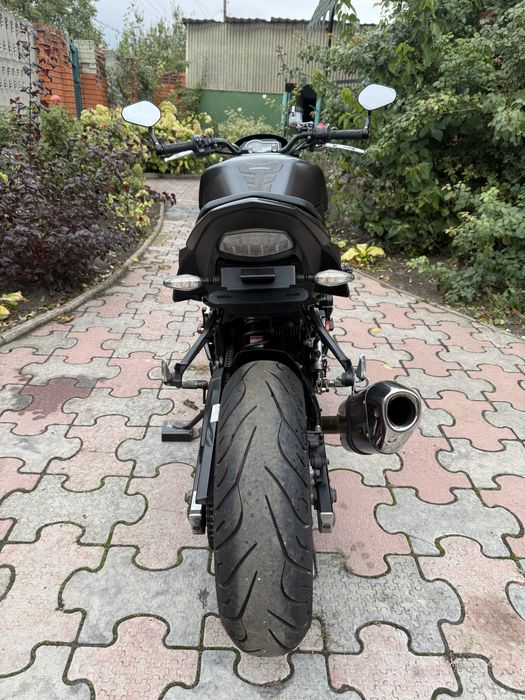 Suzuki GSR750 yoshimura