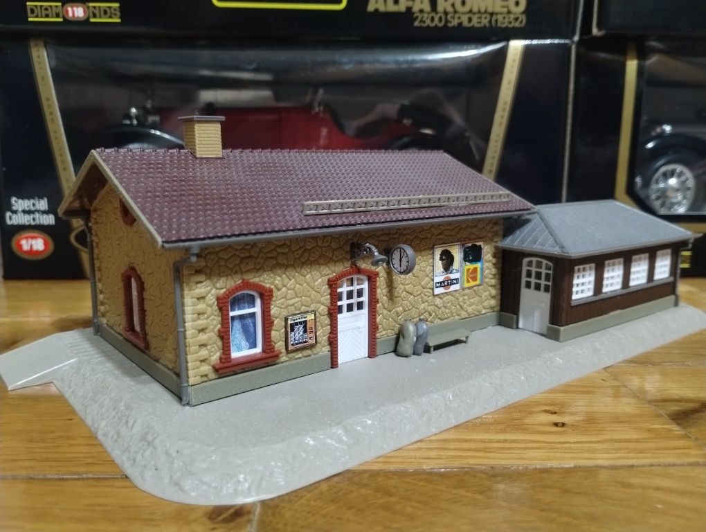 Budynek Stacja kolejowa H0 1:87 (nowy)+ wagon Piko H0 1:87