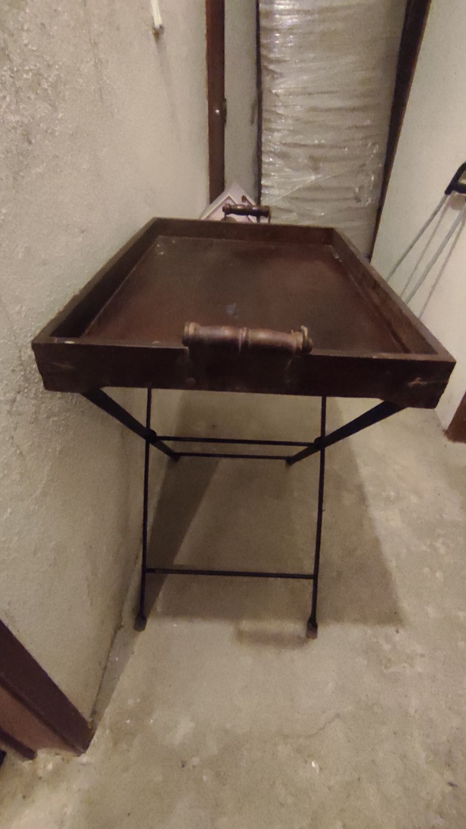 Mesa de apoio para garrafeira