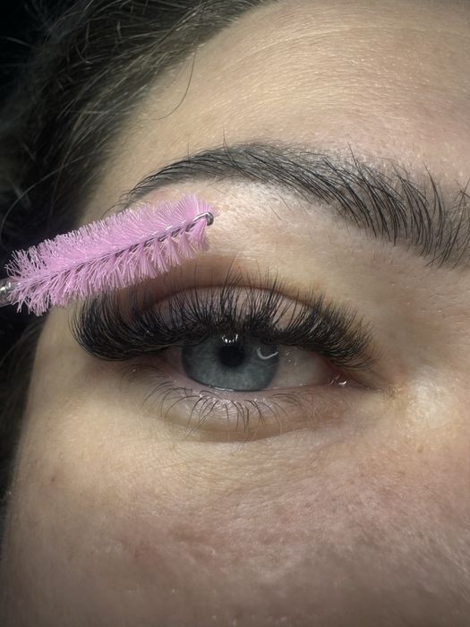 Девочки приглашаю на наращивание ресниц..