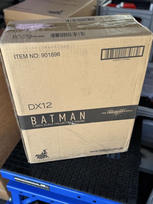Hot Toys Batman The Dark Knight Rises - Bruce Wayne - DX Series