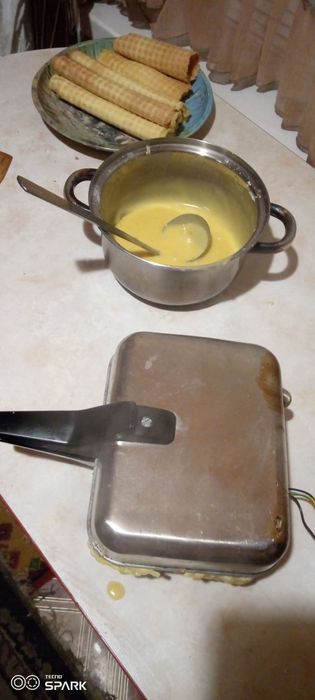 Продам вафельницю електричну