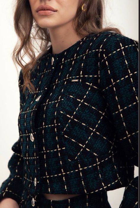 Зелений костюм із жакета і шортів з букле