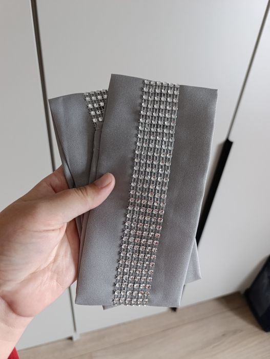 Firana z zasłonami i dekoracjami