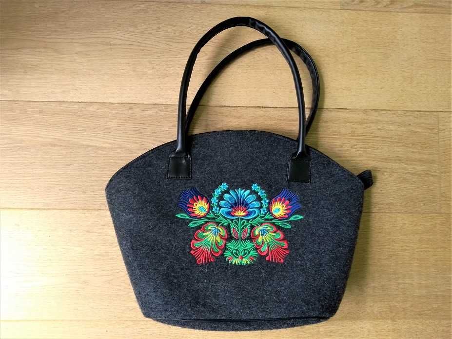 szara flauszowa torba z haftem folkowym