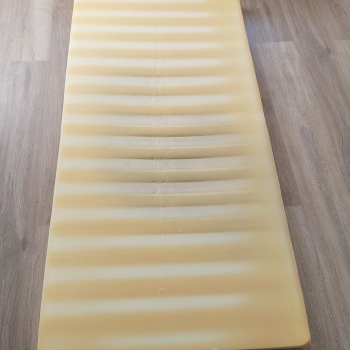 Materac do spania dla dziecka z pokrowcem.