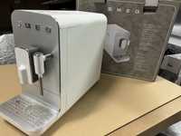 Maquina de cafe Smeg com capuchino ( branca )
