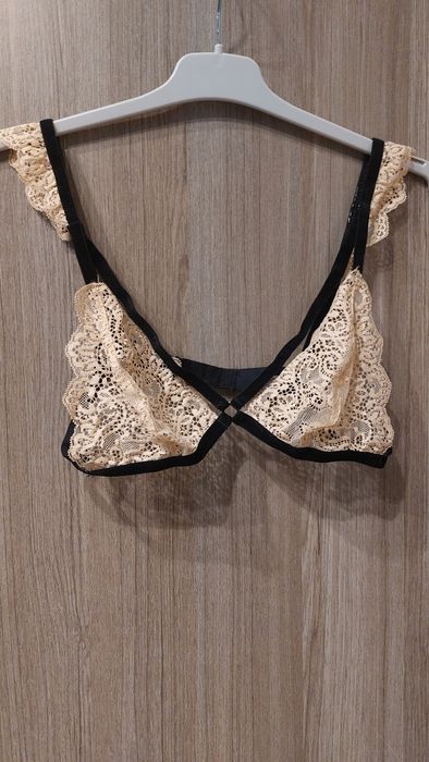 Koronkowy biustonosz, miękki stanik ozdobny, falbanka, strapsy