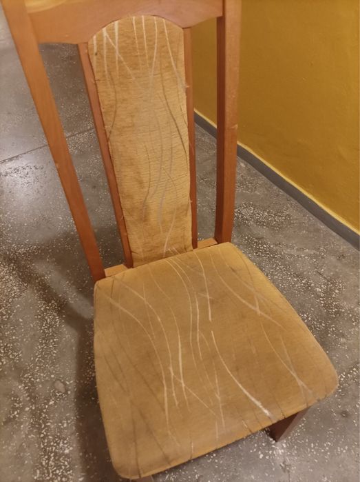 Sprzedaję komplet krzeseł.