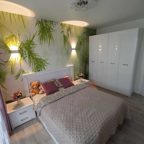 Спальня белый глянец: кровать 160х200, 2 тумбы, шкаф 4 двери и матрас.