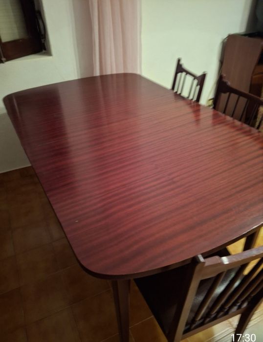Mesa extensível e 7 cadeiras
