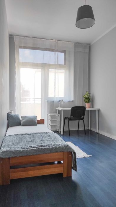 Pokój z balkonem (1 osob.) do wynajęcia 12,45m2 (centrum)