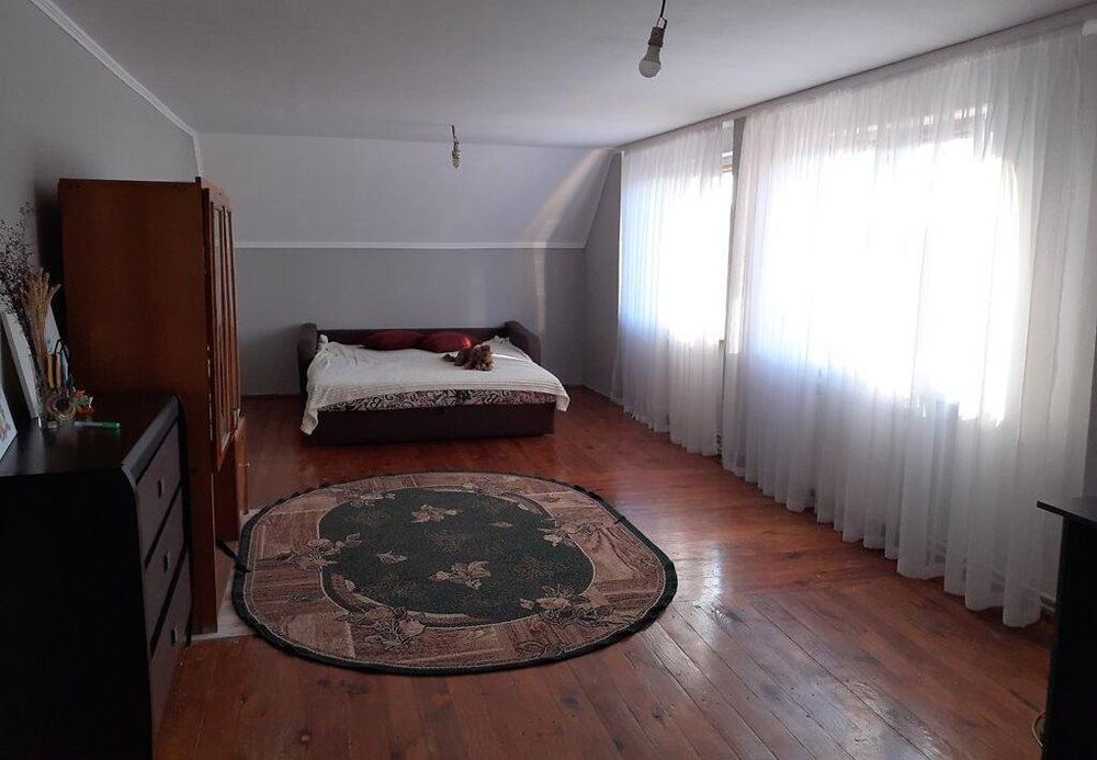 Добротний будинок неподалік центру