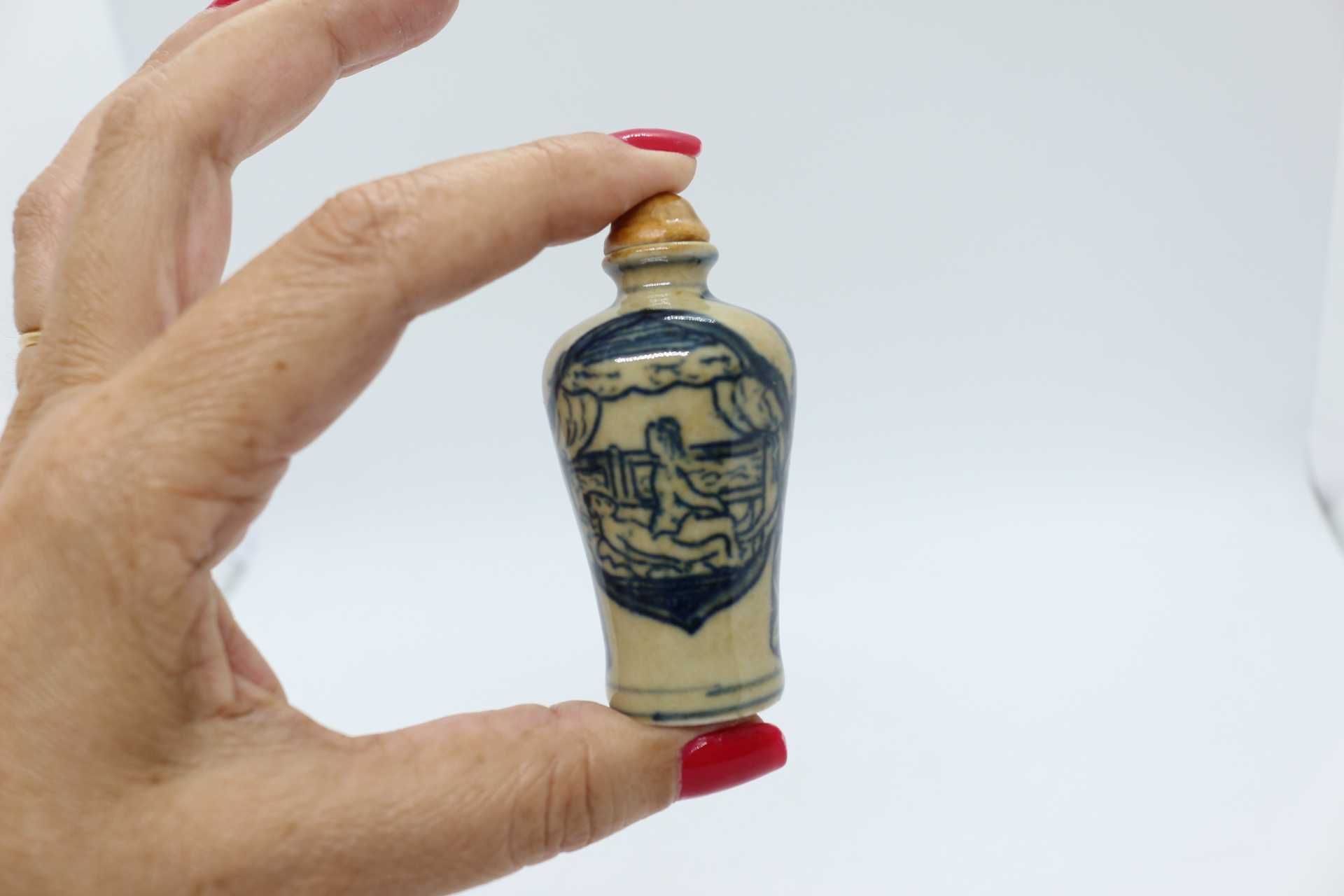 Snuff Bottle em Porcelana Chinesa Cenas Eróticas XIX Marcada