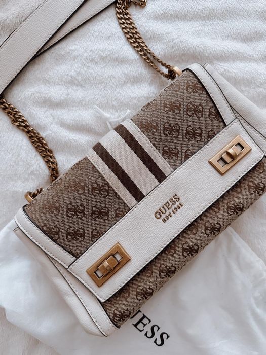 Mala de mão e tiracolo Guess.