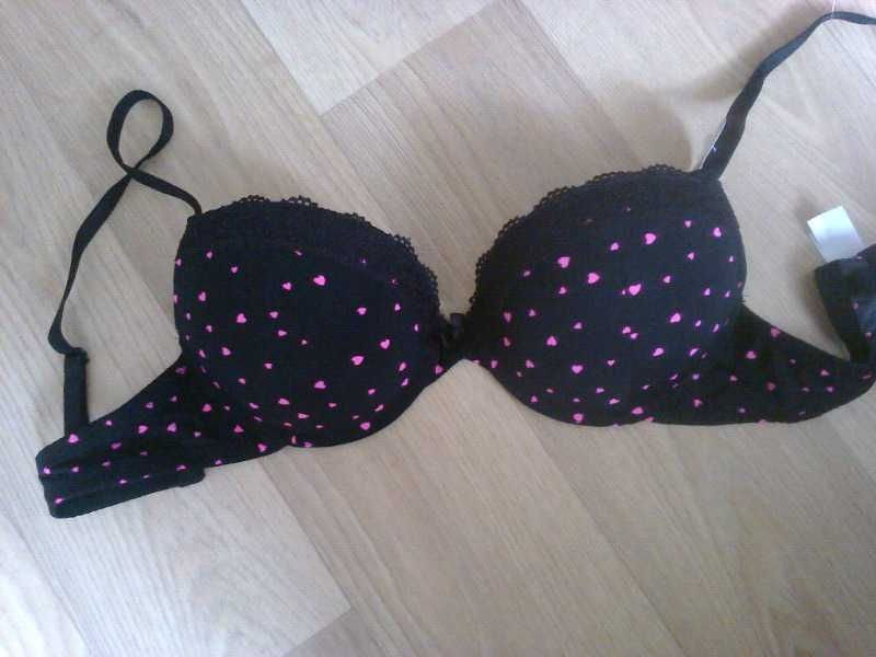 czarny biustonosz z nadrukiem push up New Yorker