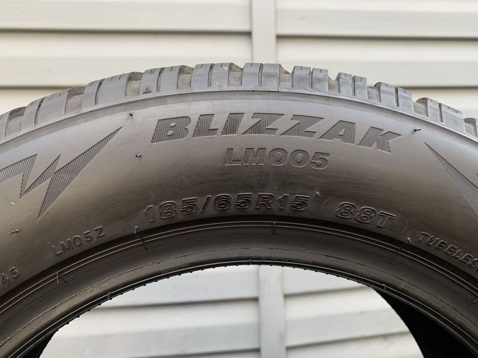Пара зимових шин Bridgestone 185/65 R15 Blizzak LM005