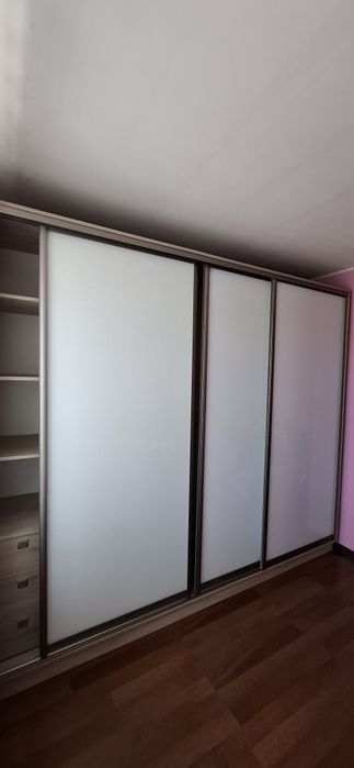 Drzwi przesuwne do szafy pod zabudowę