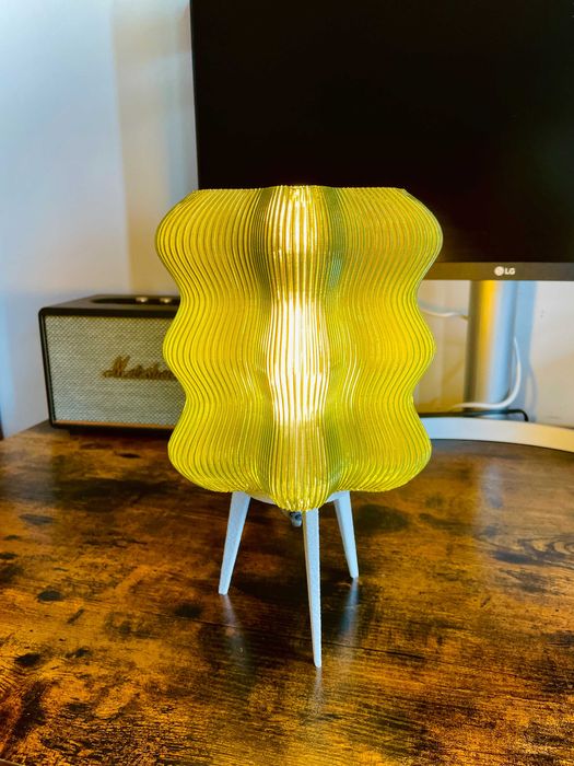 Lampa stołowa w głębokim zielonym kolorze z białymi nożkami