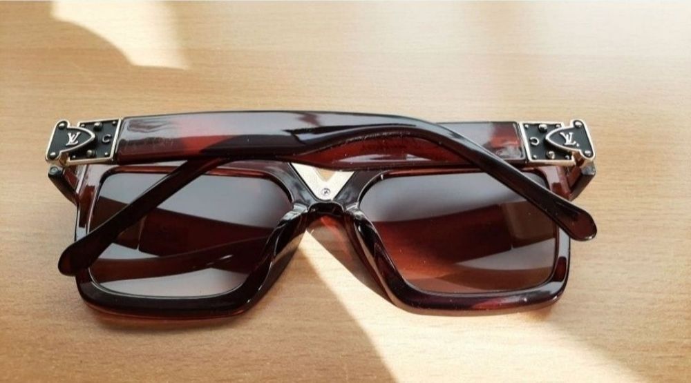 Louis Vuitton  okulary przeciwsłoneczne złote V nad nosem