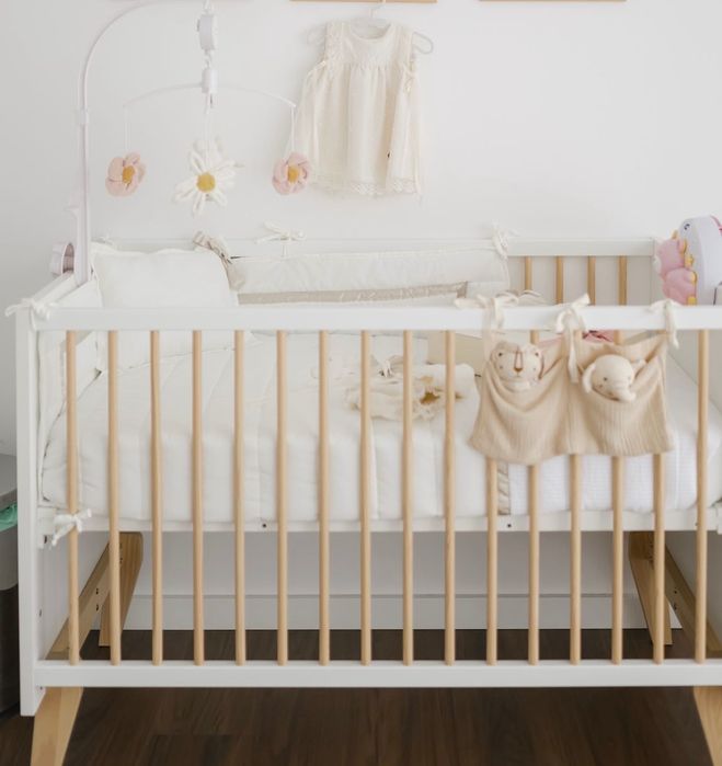 Berço, colchão e adereços