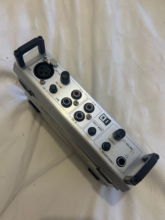 Placa Native Instruments Audio 8 DJ