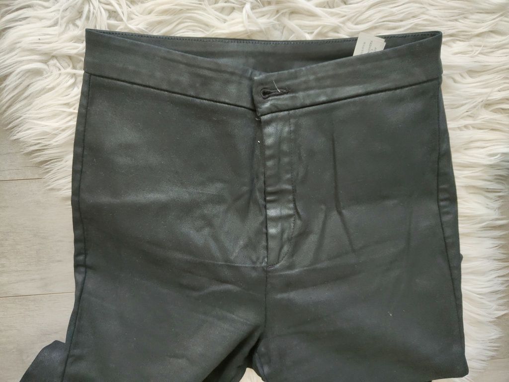Czarne woskowane spodnie Massimo Dutti