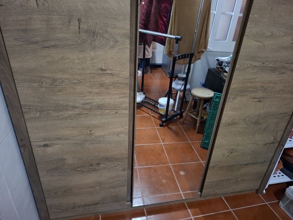Roupeiro castanho com espelho