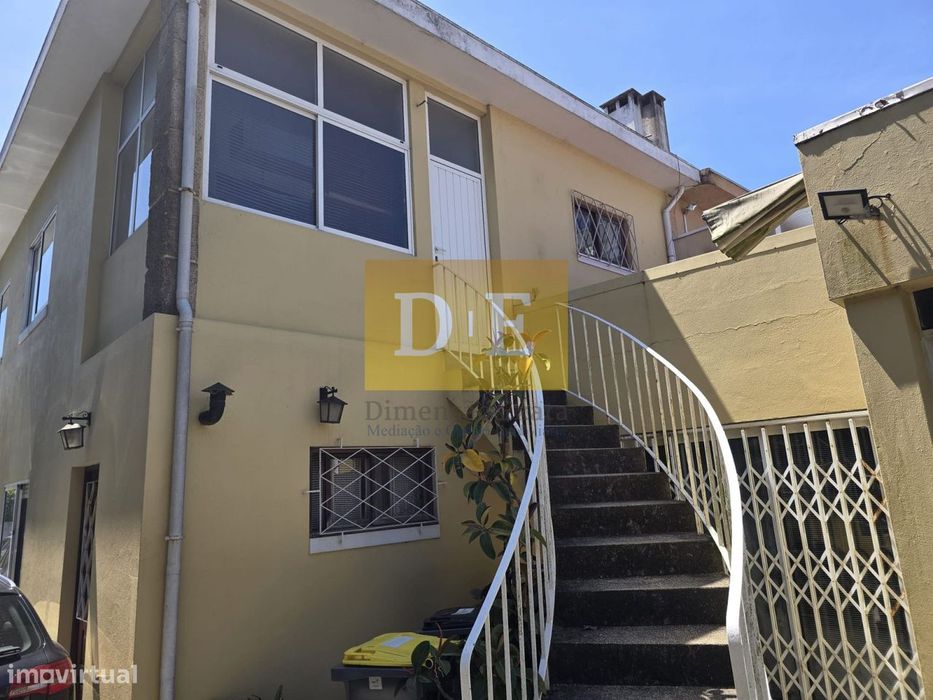 Dois Andares Moradia à Av. Antunes Guimarães no Porto