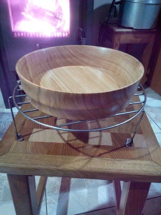 Тарелка из дерева ручной работы.