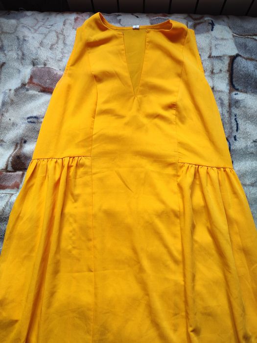 Довга яскрава сукня