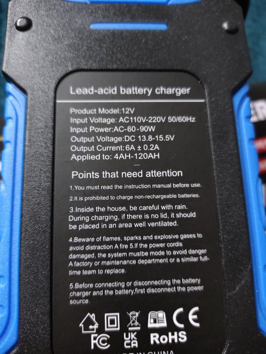 Автомобільний зарядний пристрій для акумулятора.