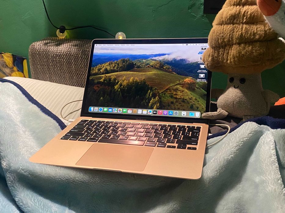 Macbook Air i3 8/256gb 2020 Rose Gold в хорошому стані