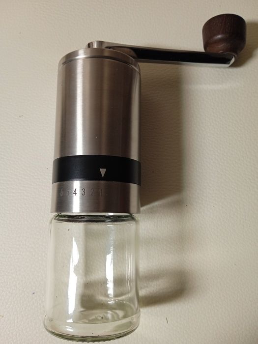 Портативна ручна кавомолка з ергономічною ручкою і регулятором помелу