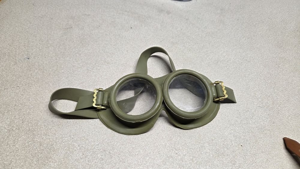 Ładownica, maska przeciwgazowa,  okulary,  latarka wojskowa. GRATISY.
