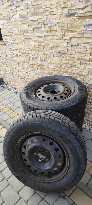 215/70 R16 – opony zimowe z felgami i kołpakami