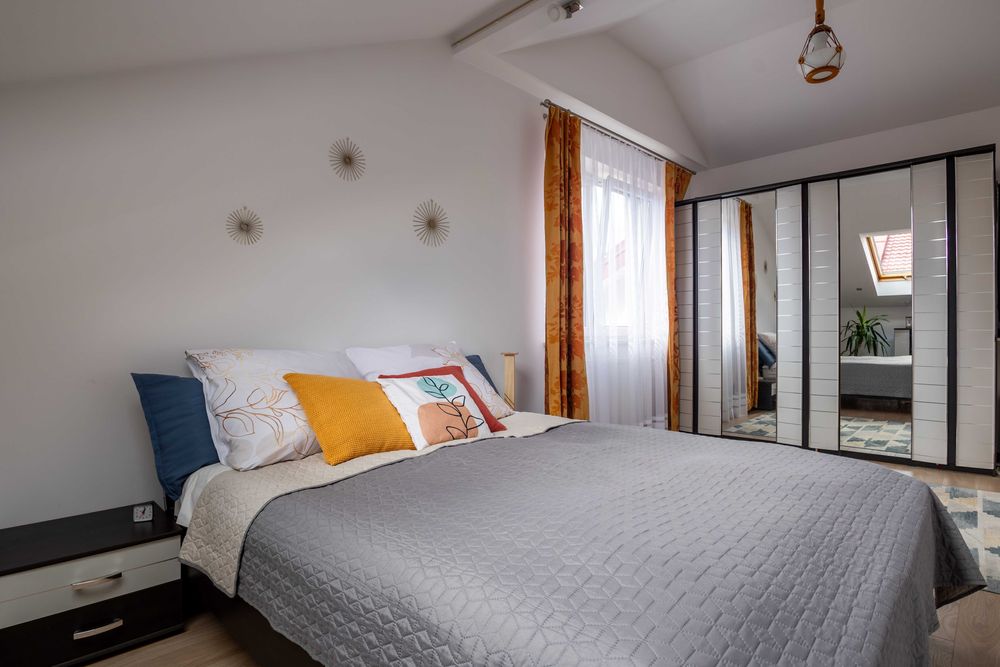 Zestaw mebli do sypialni: łóżko, szafa, 2 szafki nocne