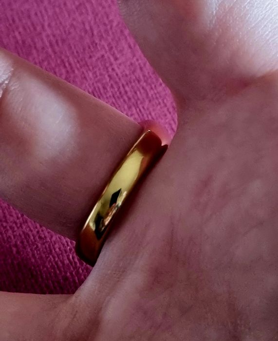 Anel dourado, em aço, com 2 pedras de vidro transparentes. T19