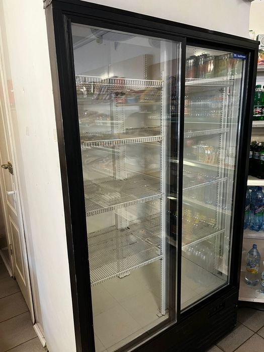 Холодильна шафа двохдверна UBC